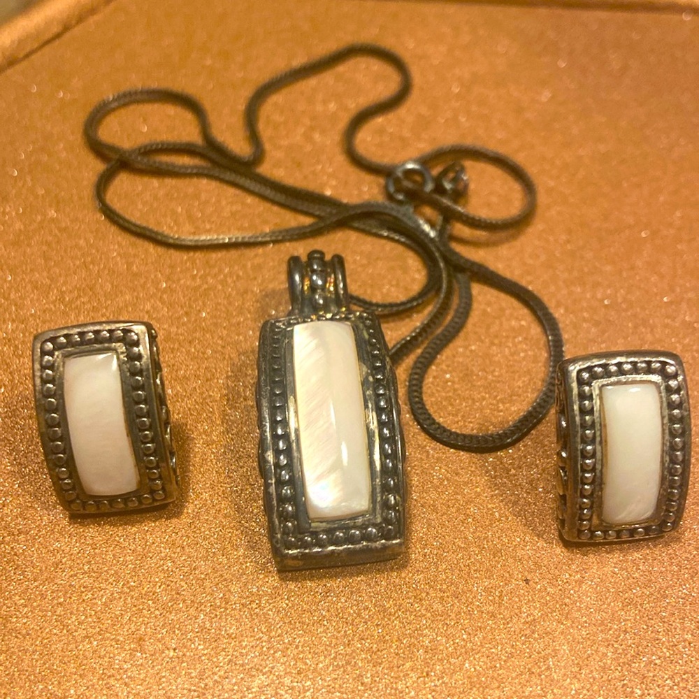 Mother of Pearl Sterling Silver 
Earrings & Necklace Set & Sterling Chain